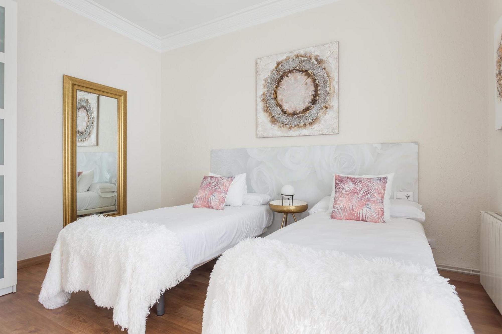 Art House Fira Apartments Barcelona Ngoại thất bức ảnh